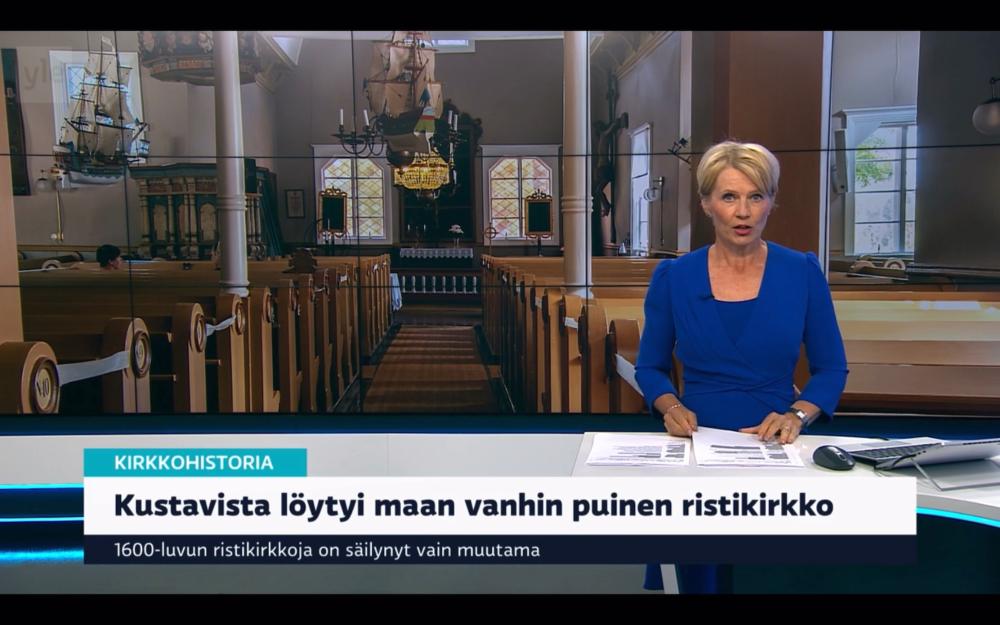 Uutisankkuri, jonka taustalla Kustavin kirkon penkit ja alttari.